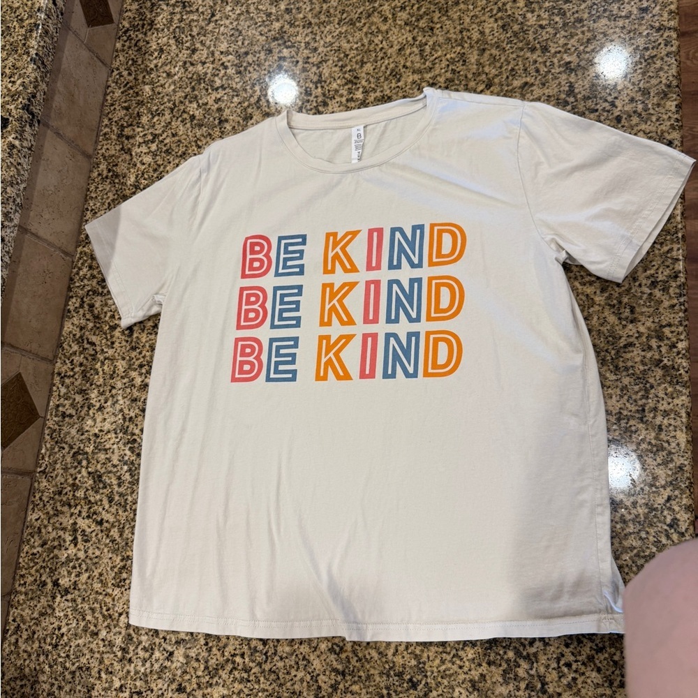 Women’s 'Be Kind' Graphic Tee - Cream‎ Size XL
